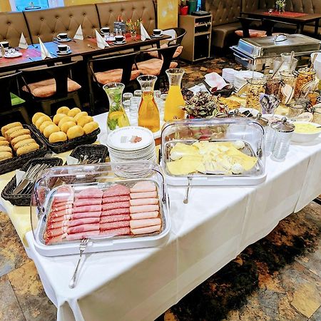 Готель Cafe & Mehr Halle  Екстер'єр фото