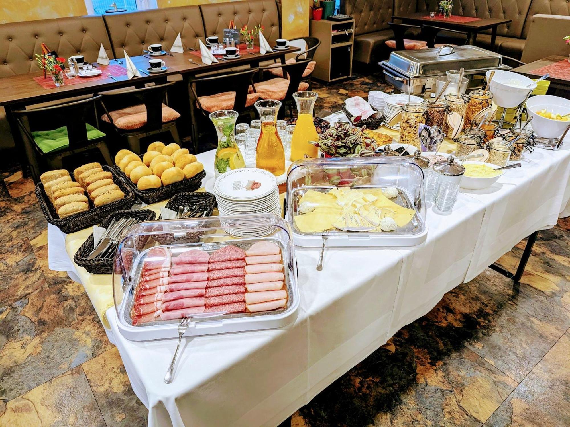 Готель Cafe & Mehr Halle  Екстер'єр фото